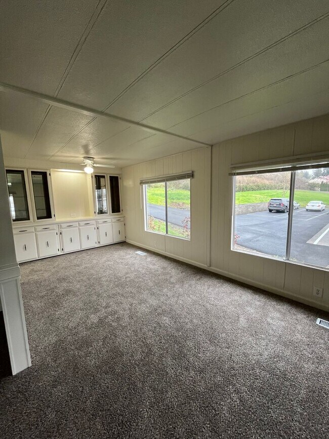 Building Photo - Columbia Riverfront Home with 1 Acre of Landscaped Yard