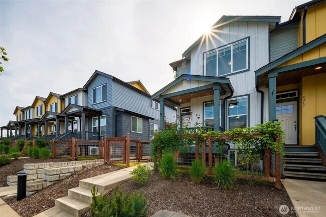 Building Photo - Modern 2-Bed, 2.5-Bath in Prime Location -...