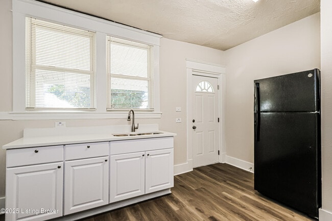 Building Photo - 218 S 41st St