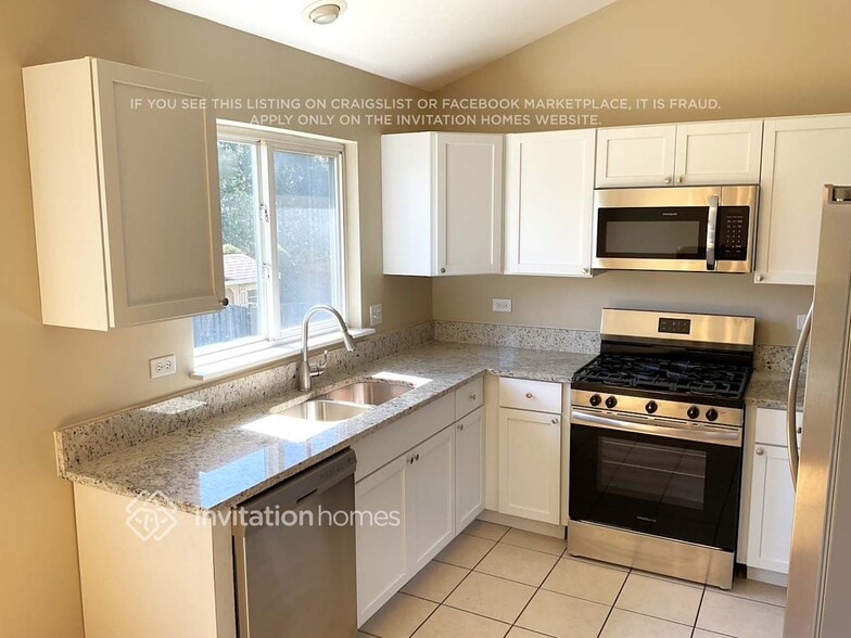 Building Photo - 1323 Locust Ct