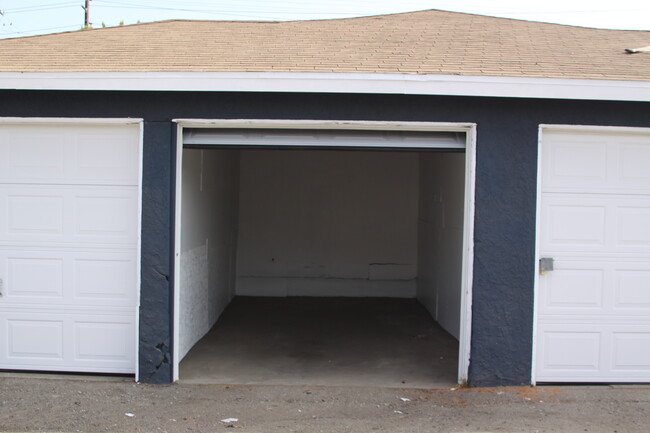 Garage - 4111 W 120th St