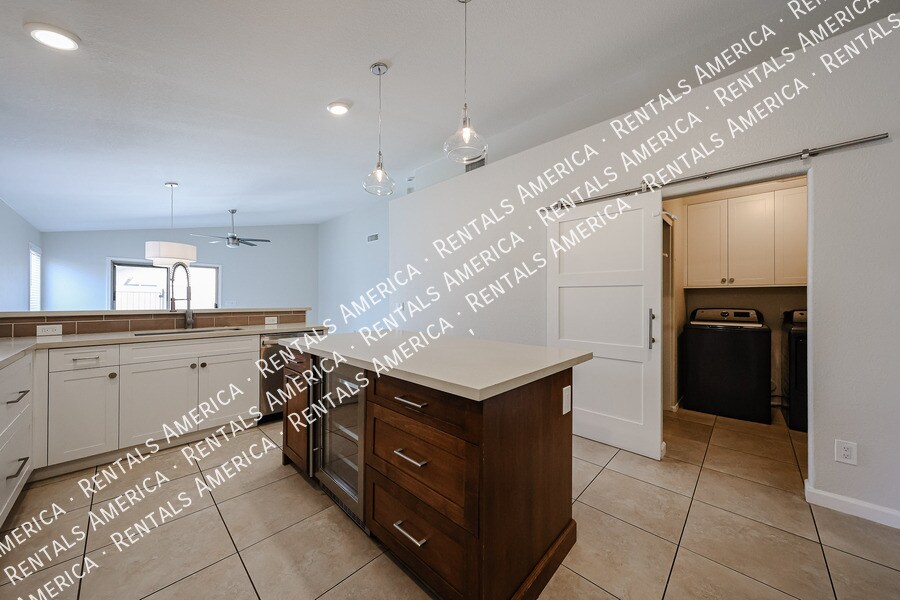 Building Photo - 854 W Straford Ave
