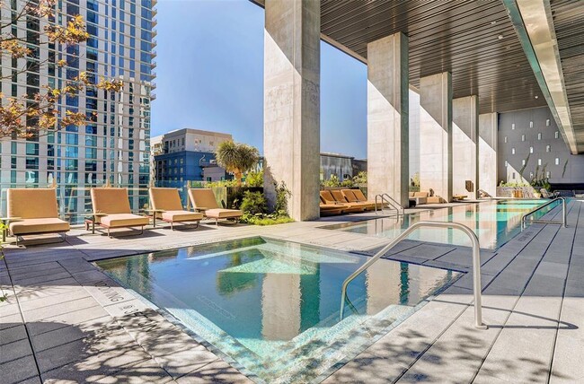 Building Photo - 610 Davis St