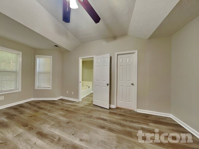 Building Photo - 449 Sarah's Ln