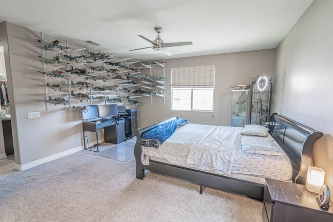 Building Photo - Beautiful 5-Bedroom Home with Outdoor Entertainer's Area in Valencia!