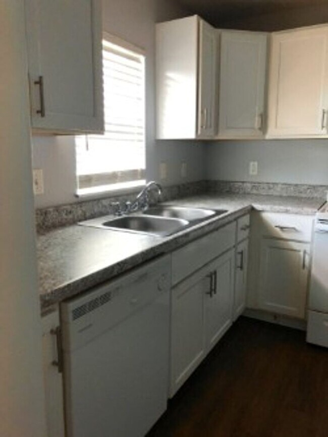 Building Photo - 2224 N Weller Ave