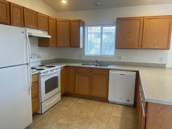 Building Photo - 3 Bed 2 Bath Available Now!! This is a Mon...