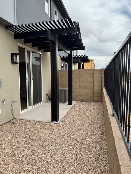 Building Photo - 3990 E Fossil Way