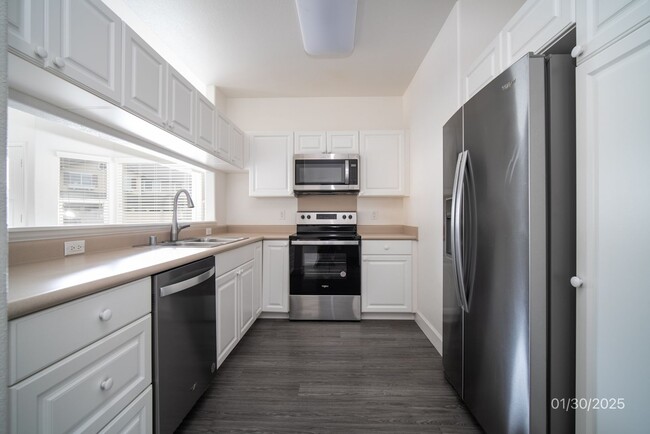 Building Photo - $3,400 / 3br - 1001ft2 - $3400 | 3br/2ba T...