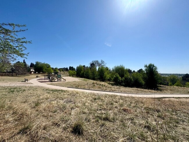 Building Photo - 4 Bedroom Home in Villa Loma-Available NOW