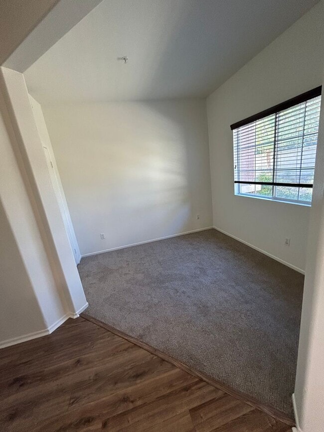Building Photo - Cute, Clean and Cozy 3 Bedroom Condo w/Att...