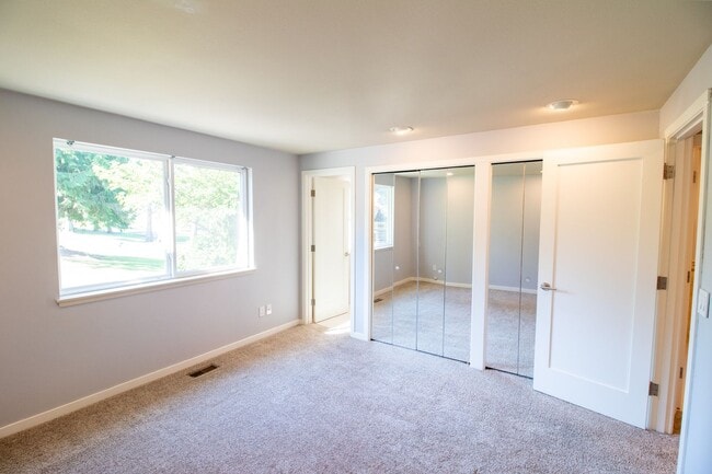 Building Photo - 5Bd/2.5Ba Redmond Home