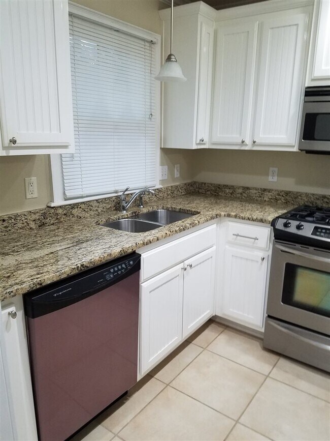 Building Photo - 1043 Martin St