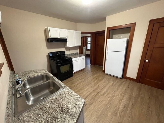 Building Photo - 556 N 63rd St