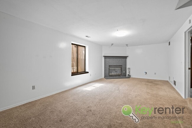 Building Photo - 3 Bedroom | 3 Bathroom - Ready to Entertai...