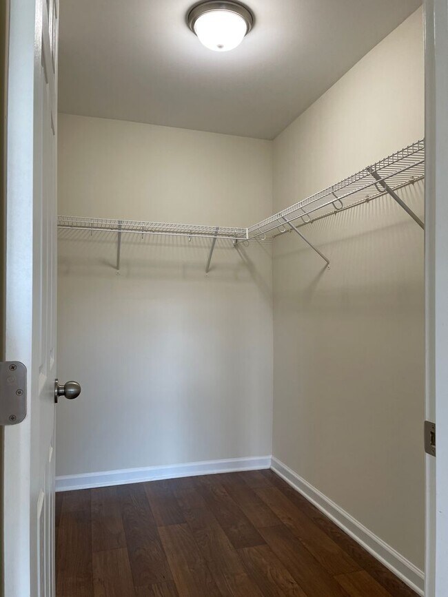 Building Photo - AVAILABLE JULY 8TH! Don't miss this Beauti...