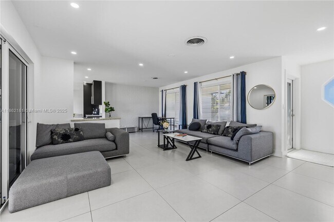 Building Photo - 1709 SW 5th Pl