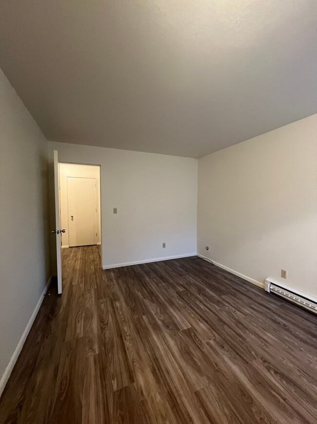 Building Photo - 2 bed 1 bath Apartment - W/ Rent Special!