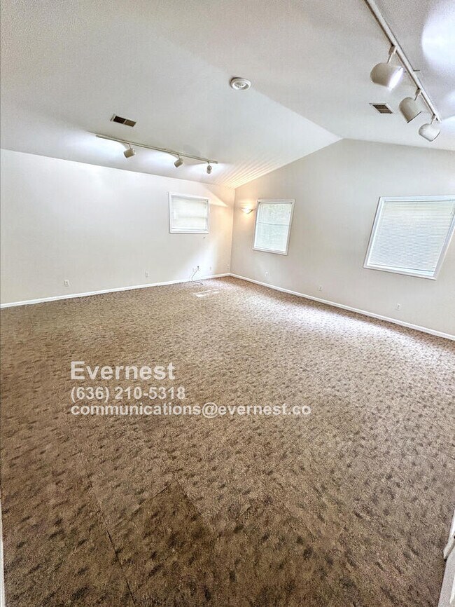 Building Photo - Charming 2-Bedroom Home with Off-Street Pa...