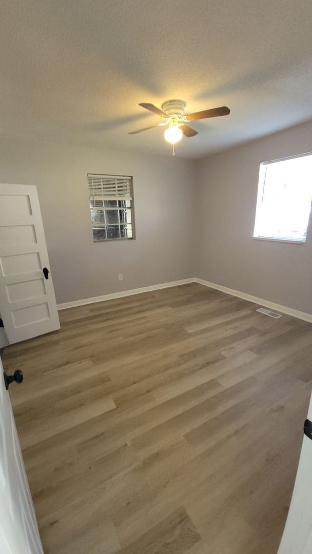 Building Photo - 2 bedroom 1 bath house - 3 minutes from No...