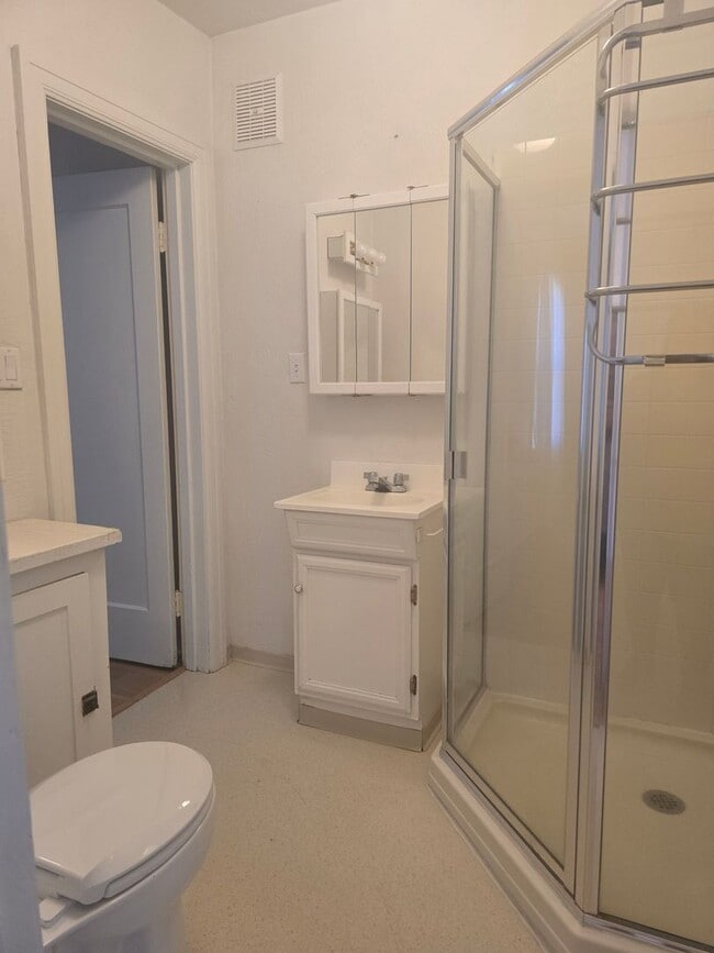 Building Photo - 4 bd 2 ba