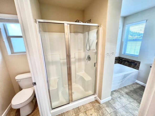 Building Photo - LIKE NEW Truly a MUST SEE! Move-in Ready
