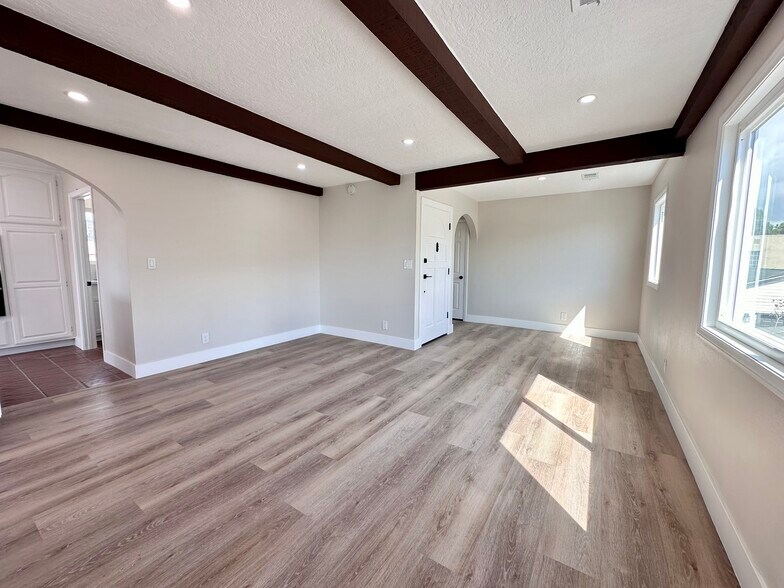 Building Photo - 770 W 2nd St