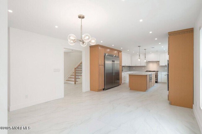 Building Photo - 527 Woodview Rd