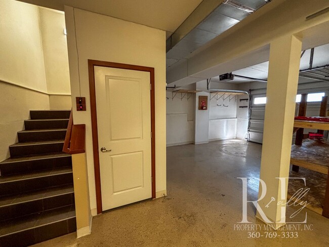 Building Photo - Spacious 3-Bedroom Home in Desirable Manet...