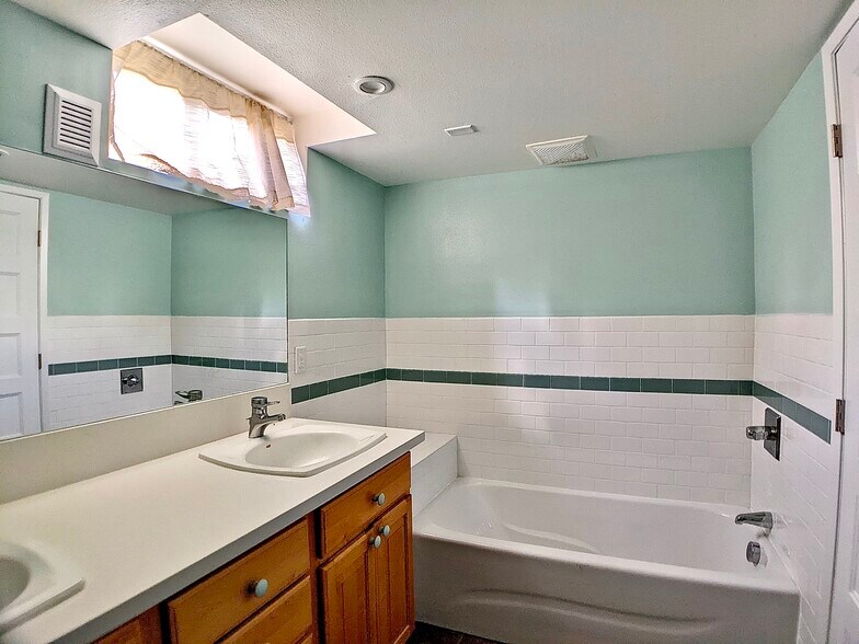 Building Photo - 5404 NE 54th Ave