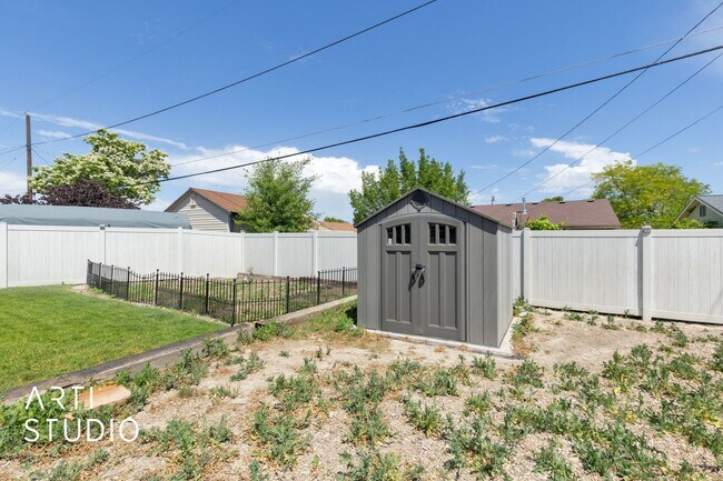 Building Photo - **Stunning 4-Bedroom Home with Modern Amen...