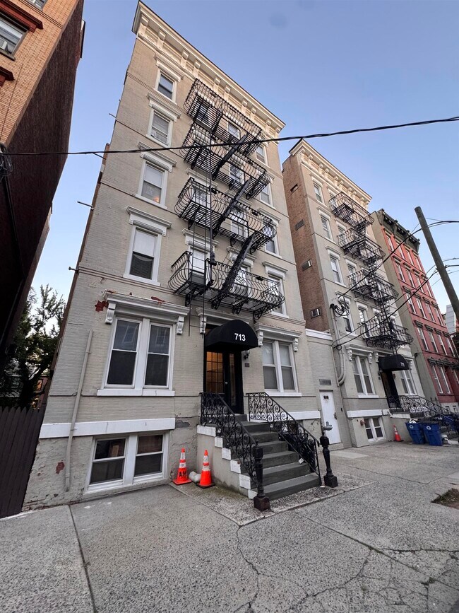 Building Photo - 713 Willow Ave