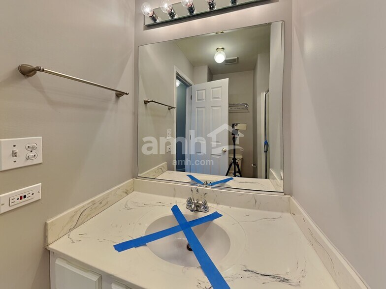 Building Photo - 2409 Courtyard Cir