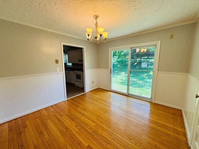 Building Photo - 1105 Robin Rd