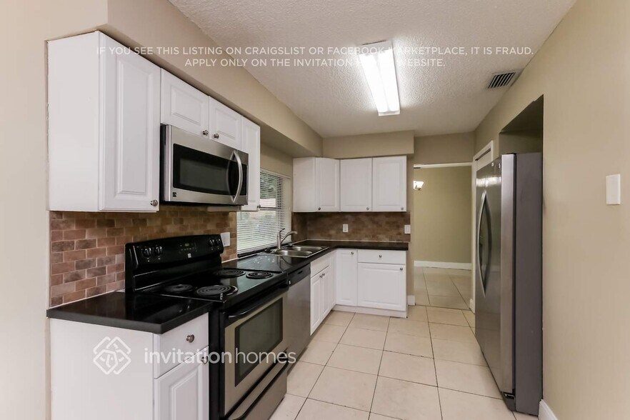 Building Photo - 8744 Southampton Dr