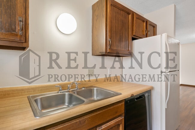 Building Photo - 2009 N Old Manor Rd