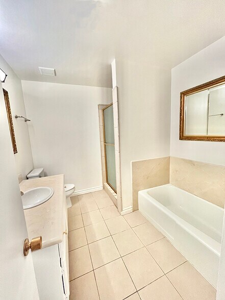 Master bathroom - 441 N Oakhurst Dr