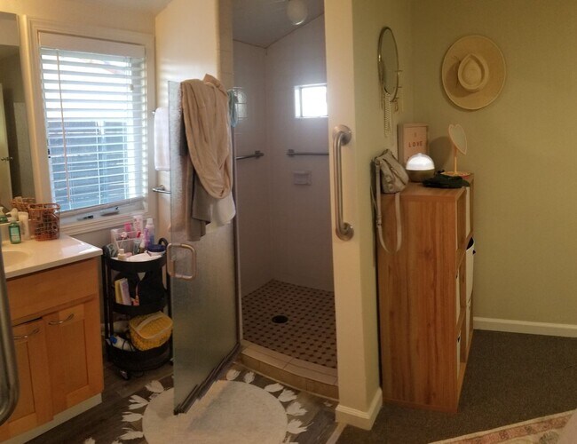 Building Photo - Immaculate 5 Bedroom 3 bath home with beautiful hill views!