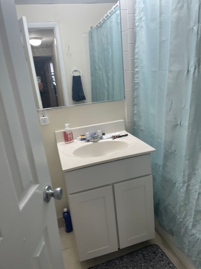 Building Photo - Top Floor Sunny 2 Bed Equal Large bedrooms...