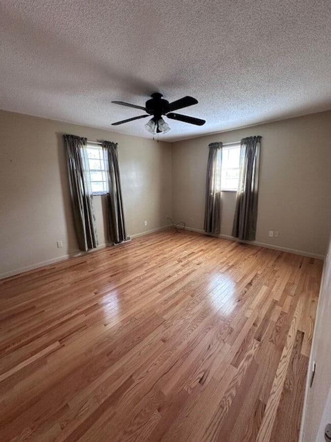 Building Photo - Maryville 37803 - 5 bedroom, 3 bath home - Contact Karen Robertson (865) 454-7626