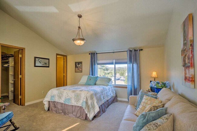 Building Photo - 920 Ponderosa Way