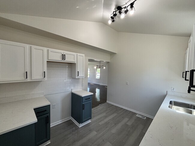 Building Photo - 1348 Waite St