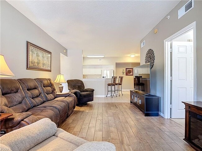 Building Photo - 3 bedroom 2 bathroom Condo in the Gardens at Beachwalk