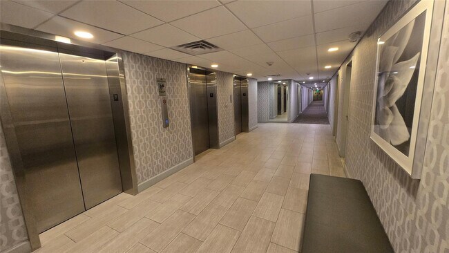 Building Photo - 300 Bayview Dr