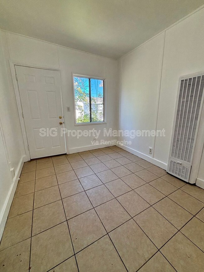 Building Photo - 10156 Helendale Ave