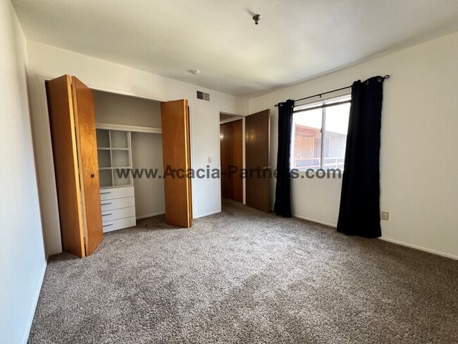 Building Photo - One Bedroom Condo