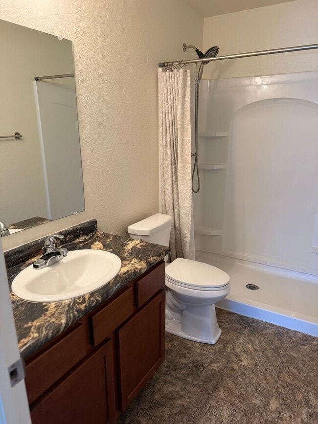 Building Photo - Beautiful 3 Bed 2.5 Bath 2 Car Garage