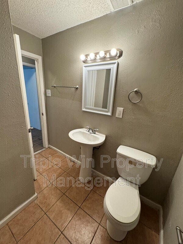Building Photo - 9609 Winkler Dr
