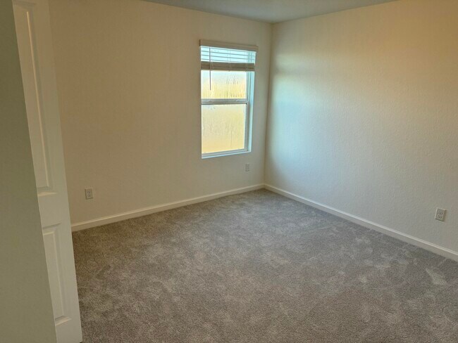 Building Photo - 673 Carlyle Way