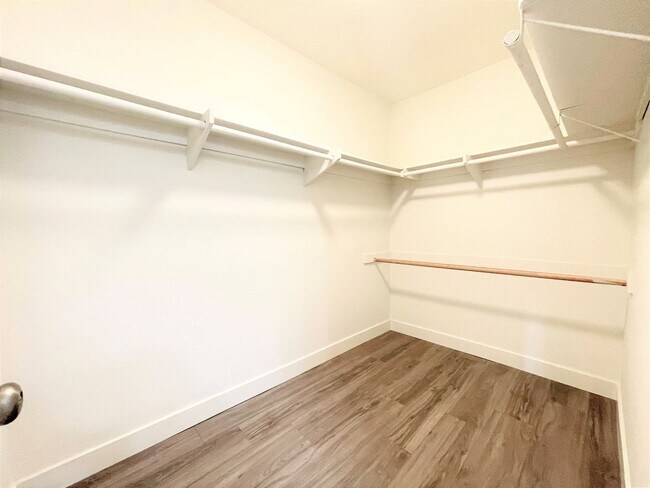 Building Photo - REMODELED Condo in Melrose Park!